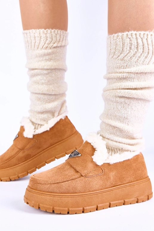 Braune Mokassins auf Plattform mit...