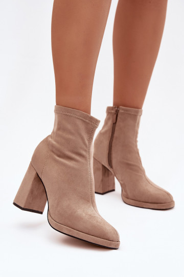 Sandfarbene Damen Halbstiefel aus Kunstwildleder mit Absätzen Karvella 2