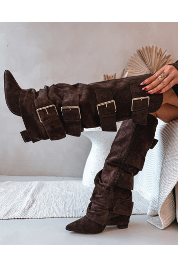 Schokoladenfarbene Damen Overknee-Stiefel mit Absatz, goldener Schnalle und weit geschnittenem Schaft aus Kunstwildleder Isave