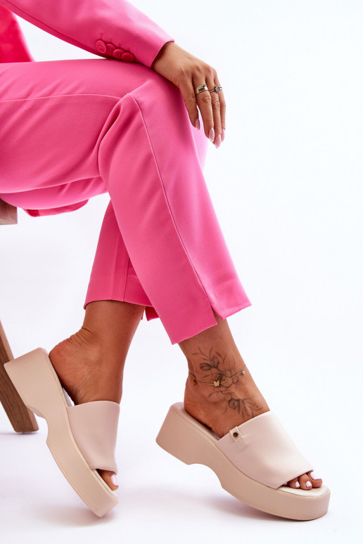 Feminin Hausschuhe mit einer Plattform Beige Carmela