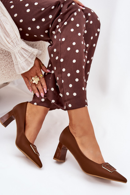Schuhe mit Absätzen dekorieren mit Schnallen braune Farbe Seriva