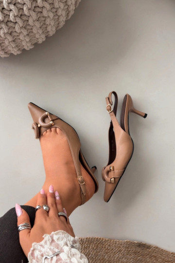 Damen-Sandalen mit dünnen Absätzen und dekorativen Details, braun, Brienne