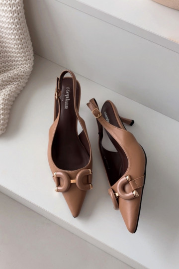 Damen-Sandalen mit dünnen Absätzen und dekorativen Details, braun, Brienne 2