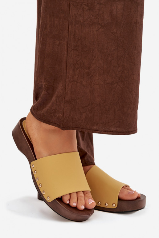 Damenhausschuhe mit Nieten gelbe Farbe Terissa