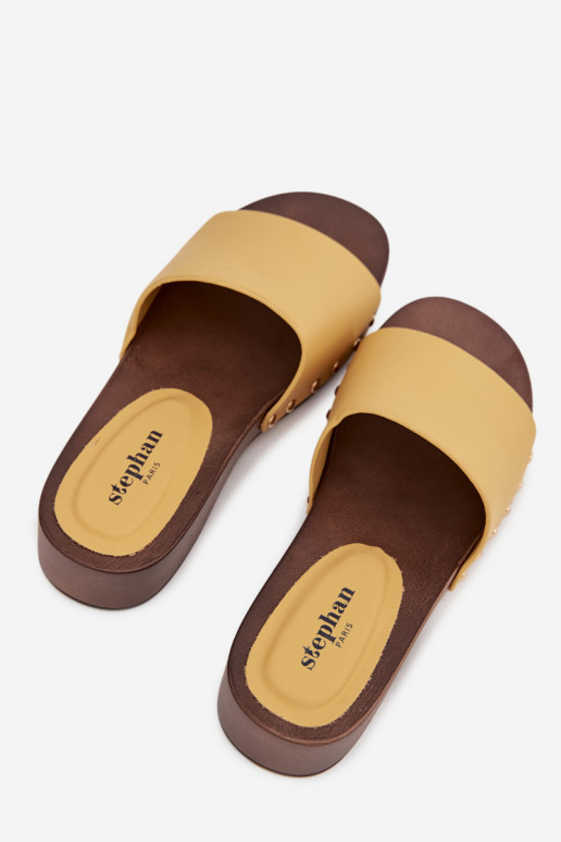 Damenhausschuhe mit Nieten gelbe Farbe Terissa