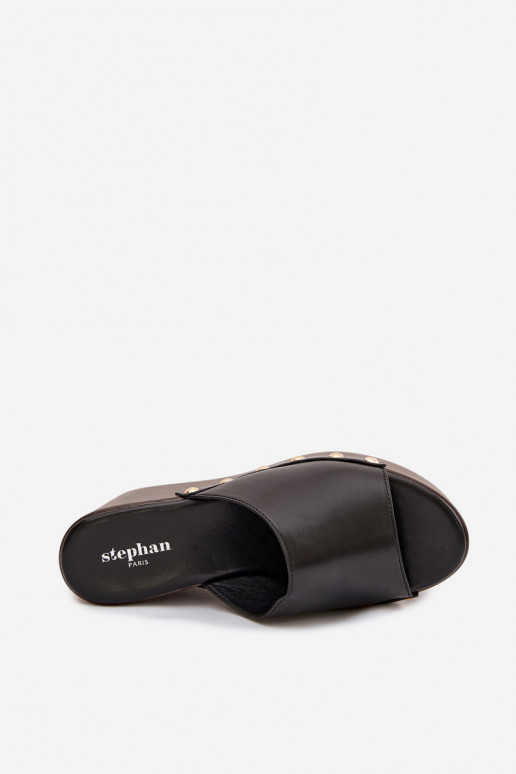 Damenhausschuhe Auf einem Keil mit Nieten schZuarze Farbe Es mussreline