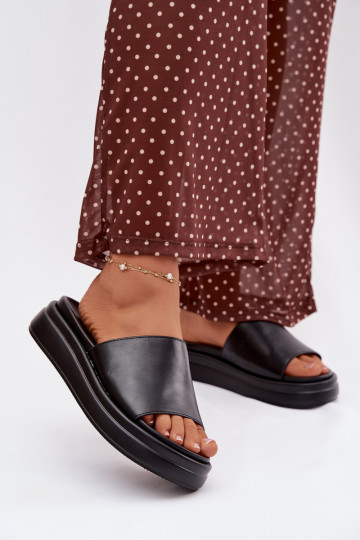 Damenhausschuhe mit einer Plattform schZuarze Farbe Tanelisse