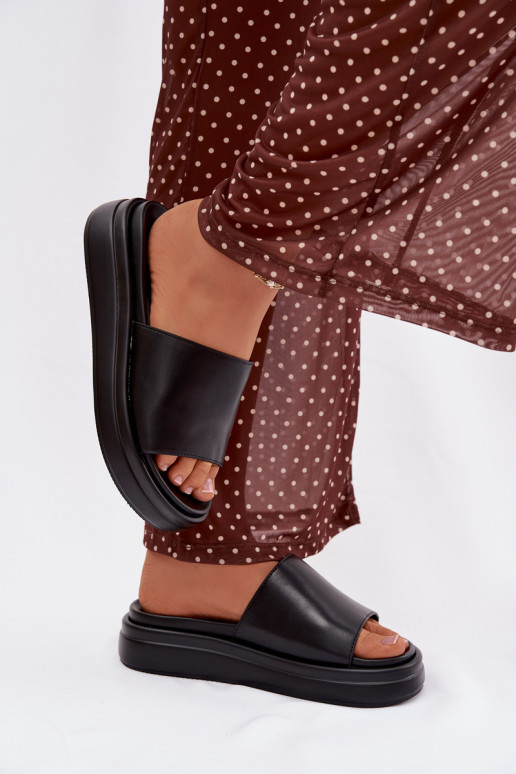 Damenhausschuhe mit einer Plattform schZuarze Farbe Tanelisse