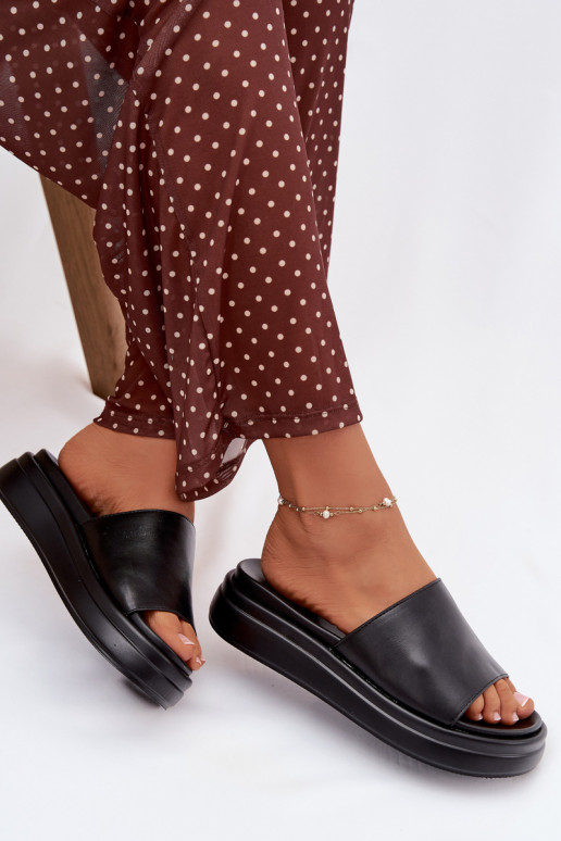 Damenhausschuhe mit einer Plattform schZuarze Farbe Tanelisse