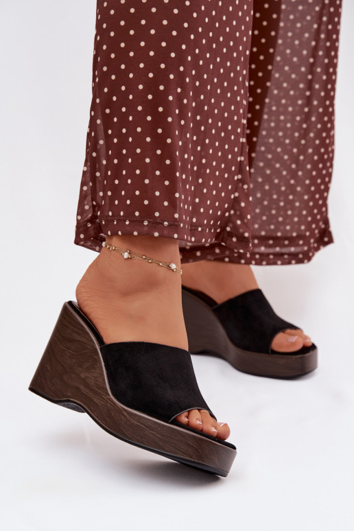 Damenhausschuhe Auf einem Keil schZuarze Farbe Ravelia