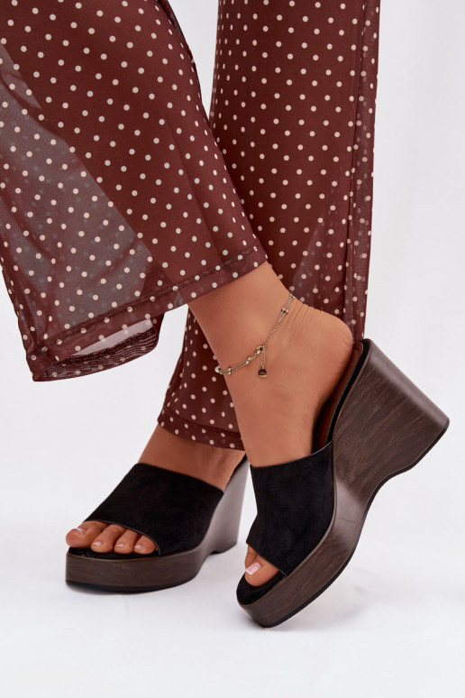 Damenhausschuhe Auf einem Keil schZuarze Farbe Ravelia