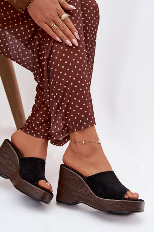 Damenhausschuhe Auf einem Keil schZuarze Farbe Ravelia