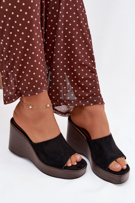 Damenhausschuhe Auf einem Keil schZuarze Farbe Ravelia