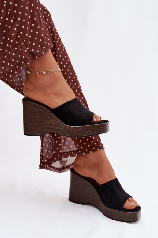 Damenhausschuhe Auf einem Keil schZuarze Farbe Ravelia