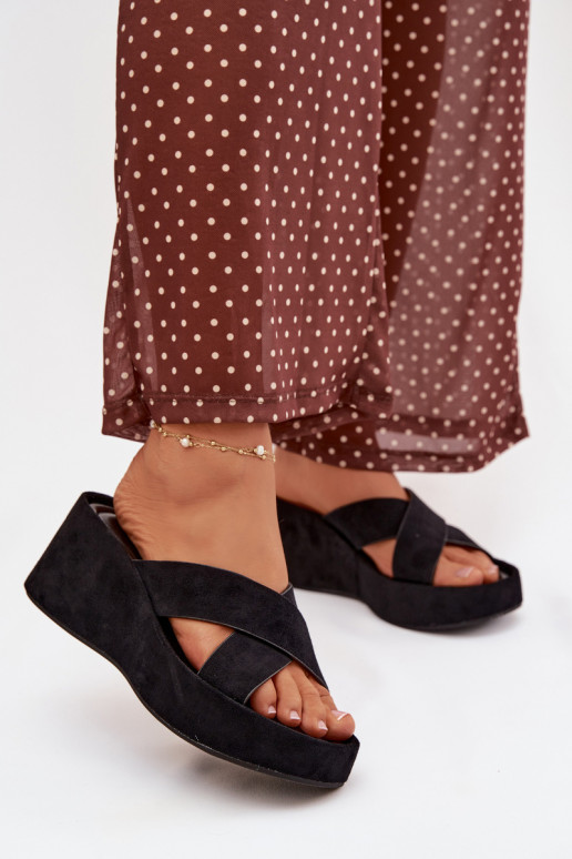 Damenhausschuhe Auf einem Keilaus Öko-INildlederu schZuarze Farbe Calorine