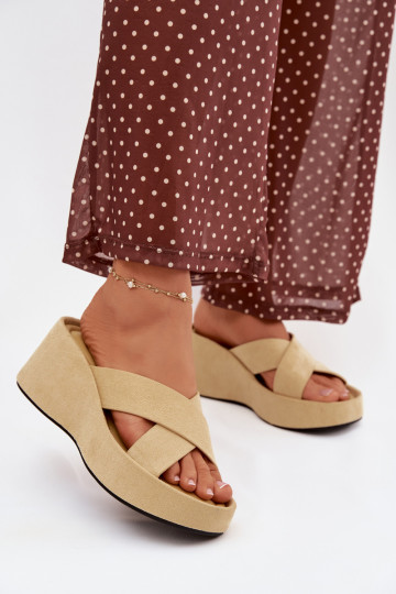 Damenhausschuhe Auf einem Keilaus Öko-INildlederu gelbe Farbe Calorine 2