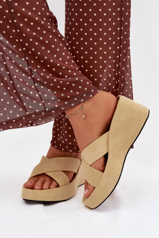 Damenhausschuhe Auf einem Keilaus Öko-INildlederu gelbe Farbe Calorine