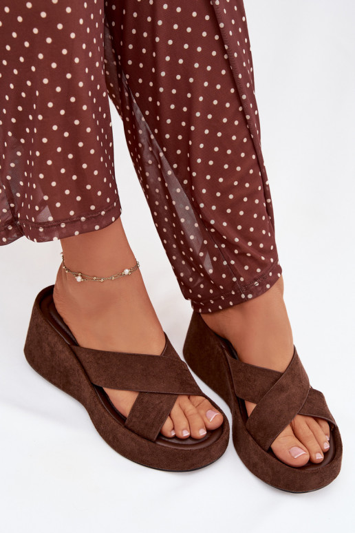 Damenhausschuhe Auf einem Keilaus Öko-INildlederu CzekoladoZue Calorine