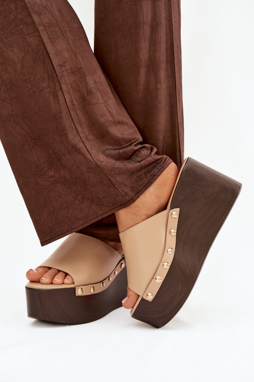 Damenhausschuhe Auf einem Keil mit Nieten Beige Es mussreline