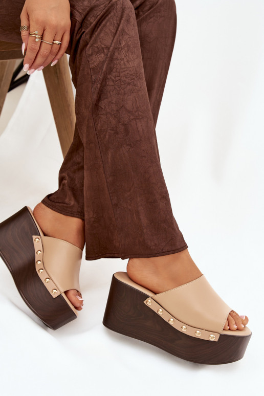 Damenhausschuhe Auf einem Keil mit Nieten Beige Es mussreline