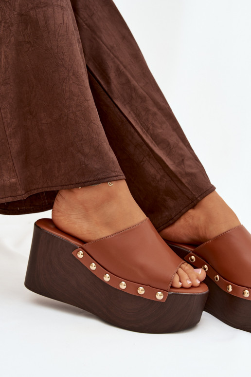 Damenhausschuhe Auf einem Keil mit Nieten braune Farbe Es mussreline