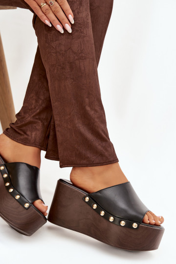 Damenflip-Flops mit Plattform und Nieten in Schwarz Taireline