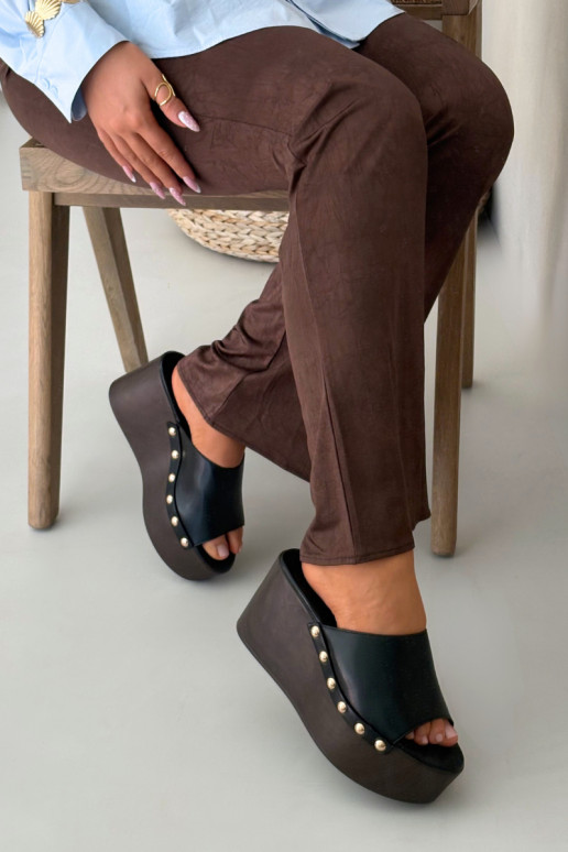 Damenflip-Flops mit Plattform und Nieten in Schwarz Taireline