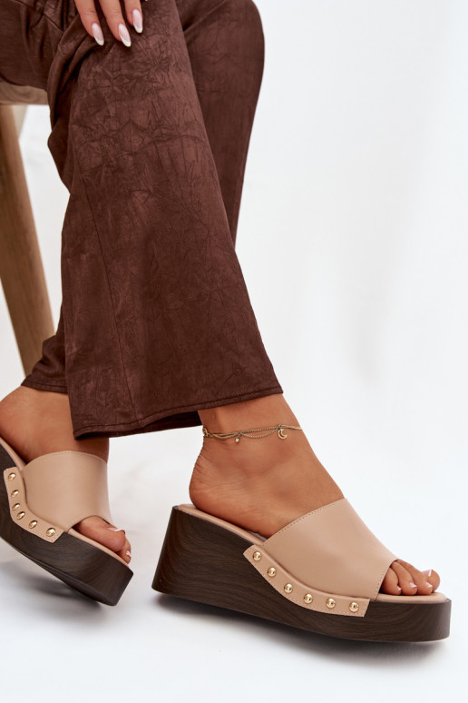 Damenflip-Flops mit Plattform und goldenen Nieten in Sandfarbe Arionne