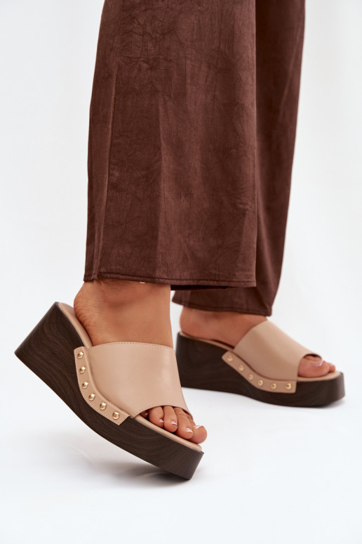 Damenflip-Flops mit Plattform und goldenen Nieten in Sandfarbe Arionne