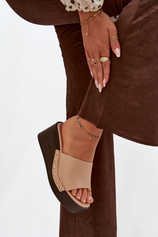 Damenflip-Flops mit Plattform und goldenen Nieten in Sandfarbe Arionne