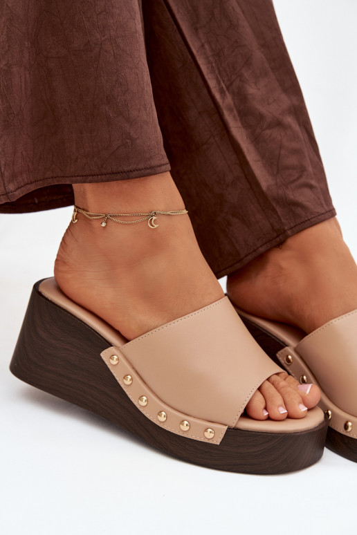 Damenflip-Flops mit Plattform und goldenen Nieten in Sandfarbe Arionne