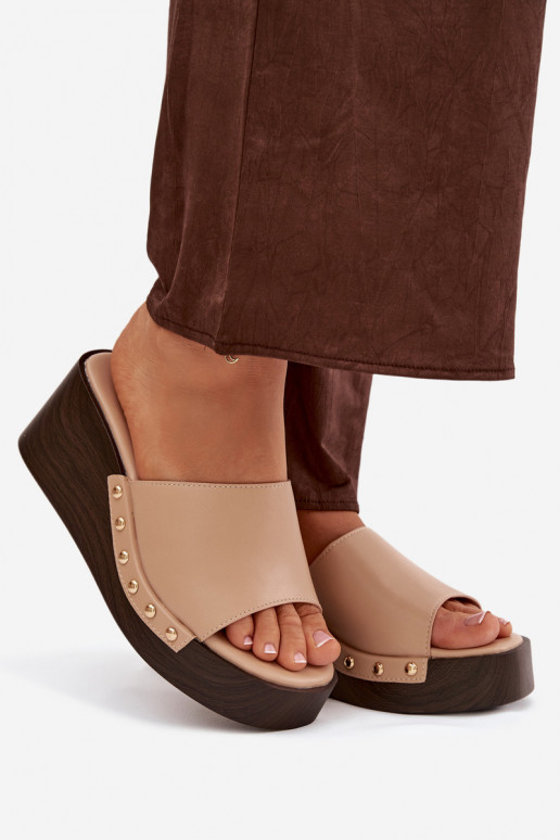 Damenflip-Flops mit Plattform und goldenen Nieten in Sandfarbe Arionne