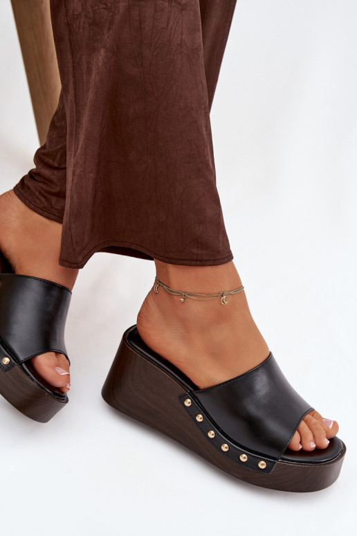 Damenflip-Flops mit Plattform und goldenen Nieten in Schwarz Arionne