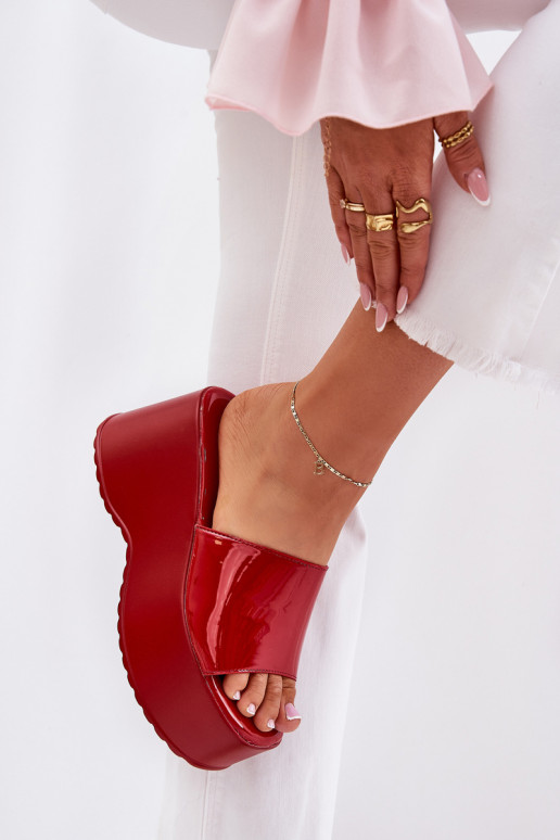 mit Lackeffekt Damenhausschuhe mit einer Plattform I Koturnie rote Farbe Nellevia