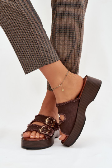 Damen-Pantoletten mit Plateau in Goldfarbe und Schokoladenschnallen 2