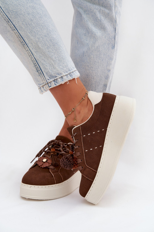 Schokoladenfarbene Corinna Damen Plattform Sport Sneakers mit dekorativen Pompons