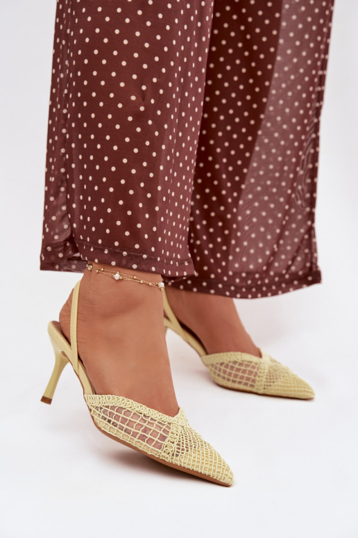 Gelbe „Hanelis" Sandalen mit Lochmusterelementen und dünnen Absätzen