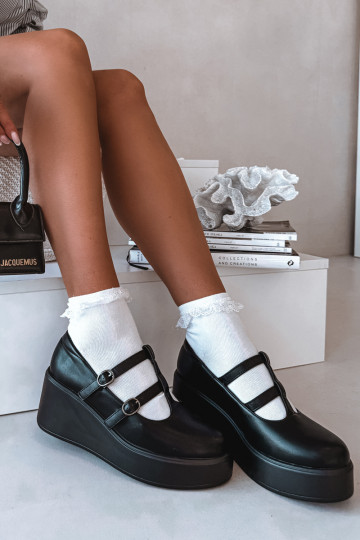 Schuhe Feminin Auf einem Keil mit Streifen schZuarze Farbe Jesivelle