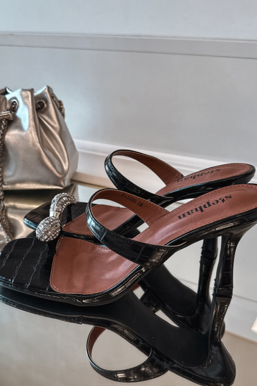 Damenhausschuhe mit dünnen Absätzen Mit Dekorationen Detalem schZuarze Farbe Lorissa