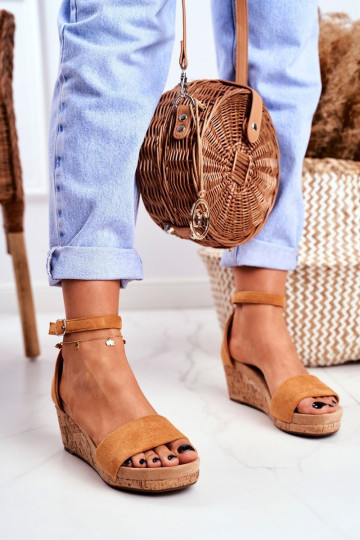 Damensandalen Auf einem Keil braune Farbe Es mussrryMe 2