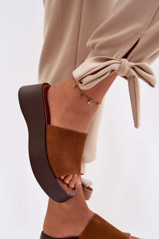 Damenhausschuhe mit einer Plattform braune Farbe Liorisse