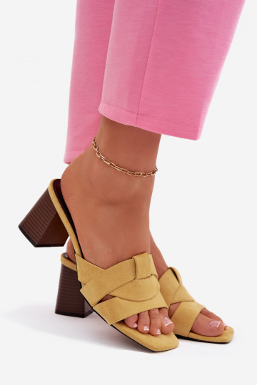 Damenpantoletten mit Absatz und Riemchen aus gelbem Kunstwildleder Corivelle 2