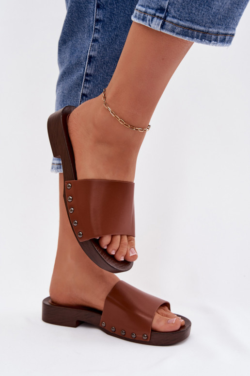 Damenhausschuhe mit Nieten mit breiten Absätzen braune Farbe Brinalle