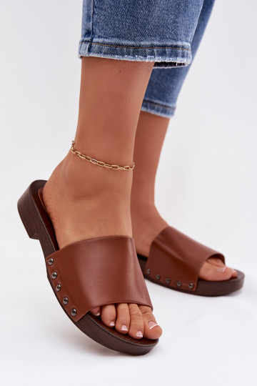 Damenhausschuhe mit Nieten mit breiten Absätzen braune Farbe Brinalle 2