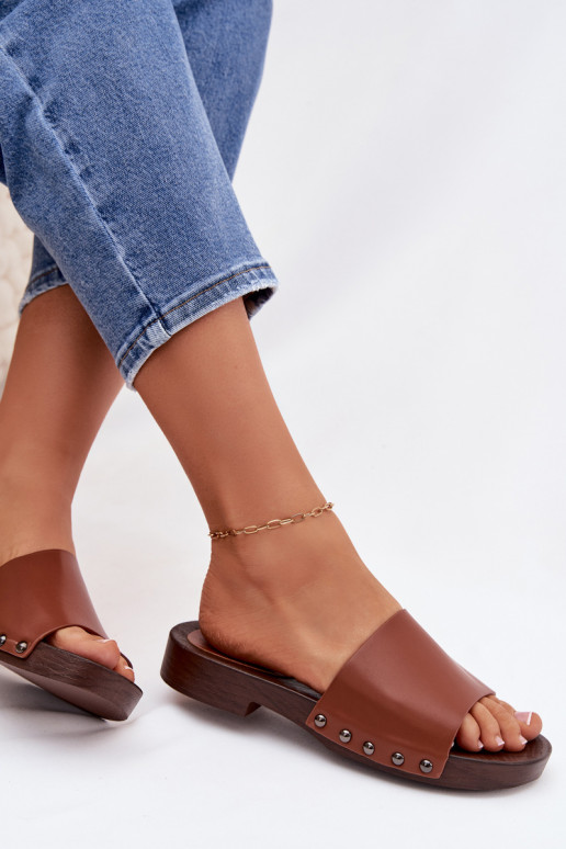 Damenhausschuhe mit Nieten mit breiten Absätzen braune Farbe Brinalle