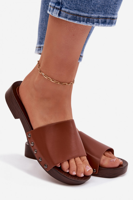 Damenhausschuhe mit Nieten mit breiten Absätzen braune Farbe Brinalle