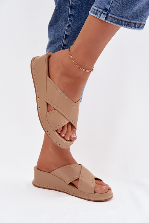 Dekoriert Damenhausschuhe Auf einem Keil aus Öko-Leder Beige Calorissa