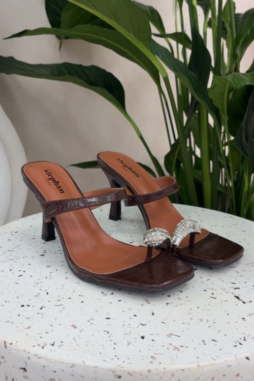 Damen schokoladenbraune Pantoletten mit dünnen Absätzen und eleganten Details Lorissa