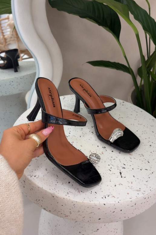 Damenhausschuhe mit dünnen Absätzen Mit Dekorationen Detalem schZuarze Farbe Lorissa