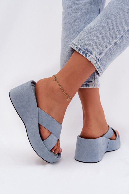 Damenhausschuhe Auf einem Keilaus Öko-INildlederu blaue Farbe Calorine